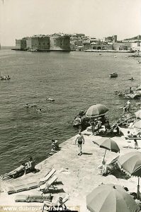 Crowd at the Banje beach in 1964