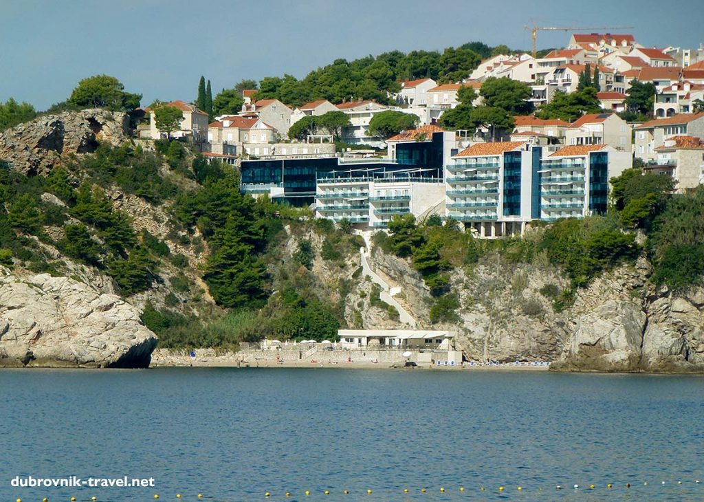 Beach and Hotel Bellevue nestled in the cliff