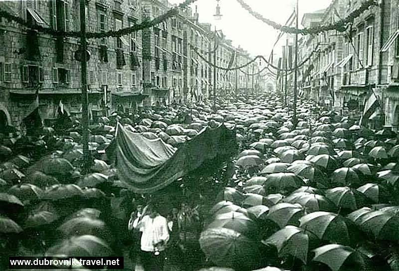 Rainy day procession of Festa Svetog Vlaha (1930s)