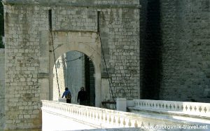 Approach to Ploče Gate